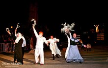 Фото 11: Відкриття фестивалю «Золотий лев» вуличною виставою «Вишневий сад» за п'єсою А. П. Чехова
