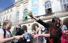 Фото 6: Сьогодні на площі Ринок у Львові влаштували «Поливаний понеділок»