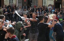Фото 12: Сьогодні на площі Ринок у Львові влаштували «Поливаний понеділок»