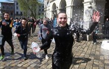 Фото 20: У Львові на пл. Ринок триває «Поливаний понеділок» 