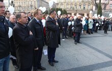 Фото 6: До 203-ї річниці від дня народження Тараса Шевченка у Львові в небо запустили повітряні кульки з віршами Кобзаря