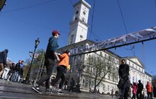 Фото 24: У Львові на пл. Ринок триває «Поливаний понеділок» 