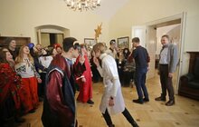 Фото 1: Українська академія лідерства в Ратуші презентувала вертеп, який створили самі ж студенти