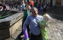 Фото 25: Сьогодні на площі Ринок у Львові влаштували «Поливаний понеділок»