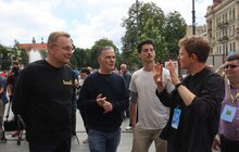 Фото 8: Символ підтримки України: майже шестиметрова скульптура триматиме Львівську оперу все літо (відео)