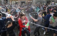 Фото 6: Сьогодні на площі Ринок у Львові влаштували «Поливаний понеділок»