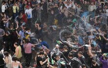 Фото 31: Сьогодні на площі Ринок у Львові влаштували «Поливаний понеділок»