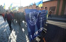 Фото 11: Найбільшого лева Львова одягнули у національний стяг, а студенти пройшли ходою до Янівського кладовища — Львів відзначає 101-шу річницю створення ЗУНР