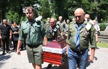 Фото 18: Пластуна-сеньйора Олеся Криськіва поховали на Личакові в родинному гробівці (поле № 52)