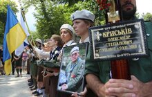 Фото 26: Пластуна-сеньйора Олеся Криськіва поховали на Личакові в родинному гробівці (поле № 52)