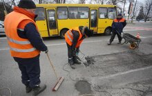 Фото 4: У всіх районах міста проводять робити з ліквідації ям на дорогах з використанням холодного асфальту
