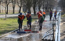 Фото 5: Комунальні служби продовжують дезінфікувати місто: миють вулиці, тротуари, зупинки транспорту, сходові клітки будинків
