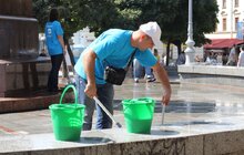 Фото 8: В центрі міста помиють 6 пам’ятників