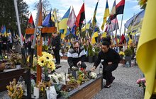 Фото 19: Європейські делегати, що приїхали на відкриття Молодіжної столиці у Львові, розпочали візит з покладання квітів молоді, що загинула через росію