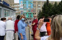 Фото 7: Сьогодні у Львові святкують День музики і День медика: на стіні лікарні швидкої медичної допомоги з виступом октету відкрили символічний мурал