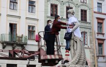 Фото 11: Статуї у центрі Львова одягнули у вишиванки та вишивані маски