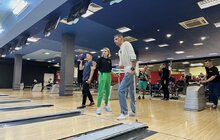 Фото 4: Лікування боулінгом: пацієнти центру НЕЗЛАМНІ грають у боулінг, аби відновити координацію рухів