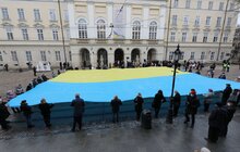 Фото 12: У центрі Львова урочисто заспівали Державний Гімн України та розгорнули синьо-жовтий стяг