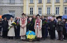 Фото 2: З нагоди 80-річчя від дня народження В. Чорновола до пам’ятника поклали квіти