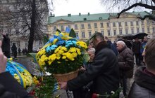Фото 8: З нагоди 80-річчя від дня народження В. Чорновола до пам’ятника поклали квіти