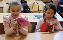 Фото 2: Діти вчились виготовляти «Новорічний черевичок»