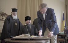 Фото 8: Блаженніший Епіфаній залишив запис у Книзі почесних гостей Львова