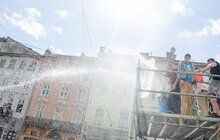 Фото 3: У Львові на пл. Ринок - «Поливаний понеділок»