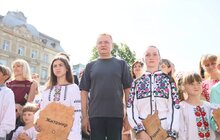 Фото 1: Львів відзначає День Конституції: у центрі міста склали з пазлів карту України