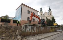Фото 10: Біля Органного залу сьогодні зрізають ялинки, на їх місці висадять 15 нових дерев
