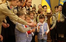 Фото 7: Пластуни принесли до мерії Вифлеємський вогонь миру