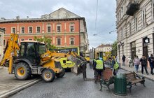 Фото 1: На вул. Галицькій висадять композиції із низькорослих кущів