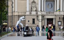Фото 12: Символ підтримки України: майже шестиметрова скульптура триматиме Львівську оперу все літо (відео)