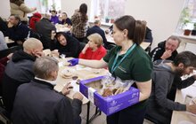 Фото 1: Викладачі та студенти закладів професійної освіти Львова приготували сніданок для безхатьків (відео)