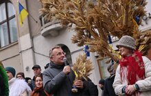 Фото 4: Головний різдвяний дідух вже встановили у Львові (відео)