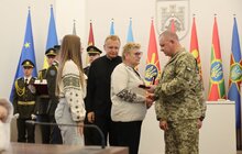 Фото 2: В День Незалежності України 30 захисників посмертно нагородили «Почесним знаком Святого Юрія» (фото)