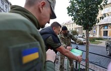 Фото 15: 41 нове дерево висаджують у центральній частині Львова: завдяки спонсорам зможуть закупити 50 дронів