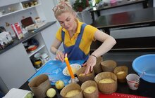 Фото 2: Господині модульного містечка на Сихові спекли паски для українських захисників