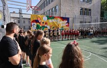 Фото 1: У Львові відкрили волейбольно-баскетбольний майданчик, який профінансували іноземні благодійники (відео)