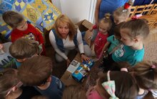 Фото 7: Всесвітньовідома німецька мисткиня передала вихованцям Львівського Центру підтримки дітей авторські патріотичні ковдри