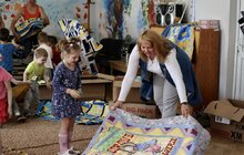 Фото 20: Всесвітньовідома німецька мисткиня передала вихованцям Львівського Центру підтримки дітей авторські патріотичні ковдри