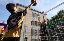 Фото 14: У Львові відкрили волейбольно-баскетбольний майданчик, який профінансували іноземні благодійники (відео)