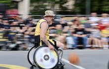 Фото 3: У центрі Львова ветерани змагалися у баскетболі на кріслах колісних в межах UNBROKEN GAMES
