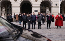 Фото 2: Архієпископ Латвійської євангельсько-лютеранської церкви зіграв мелодію на церемонії прощання з полеглими захисниками у Львові
