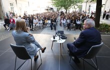Фото 11: У дворику Ратуші відбулась тепла зустріч з Почесним громадянином Львова Мирославом Мариновичем, яку модерувала Емма Антонюк