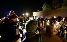Фото 5: У Львові вшанували Героїв Небесної Сотні: на меморіалі палили ватру та співали українські пісні разом із пластунами (фото/відео)