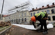 Фото 8: Пошкоджений російським «шахедом» корпус університету в Дублянах накривають тимчасовим куполом (відео)