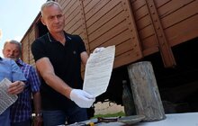 Фото 4: У Львові під час демонтажу колишнього Пагорба Слави знайшли «капсулу часу»: що там було (відео)