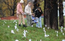 Фото 13: Ангели пам'яті: школярі принесли на Меморіал Героїв Небесної Сотні саморобних ангеликів (відео)