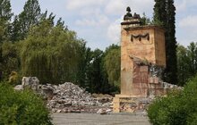 Фото 1: З Пагорба Слави демонтували другу вхідну колону: на якому етапі ексгумація радянських поховань (відео)