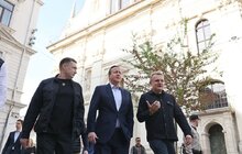 Фото 8: Девід Камерон у Львові залишив запис у Книзі почесних гостей та висадив дерево